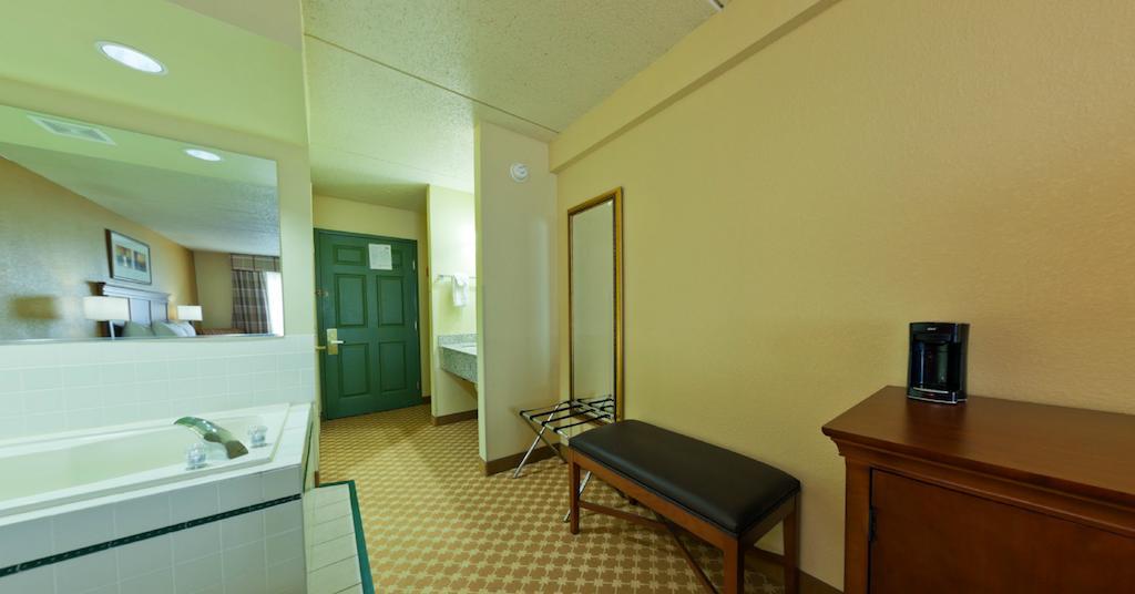 Hotel Country & By Radisson, Kalamazoo, Mi